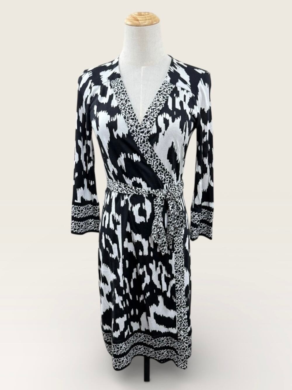 Diane von Furstenberg Tallulah Black & White Flower Ikat Print Wrap Dress, Sz 6